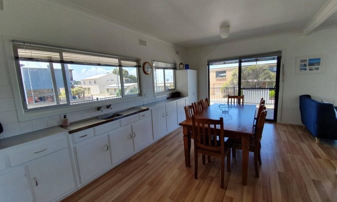 Warrenben House | Salty Verandah - Perfect position in the Original Township