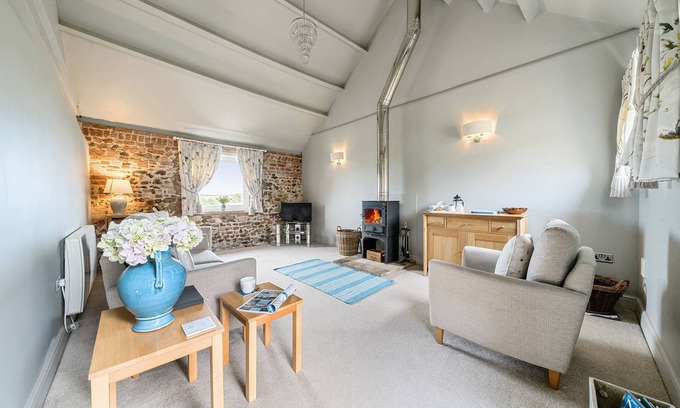 Binham Cottage | Samphire Barn - sleeps 4 guests in 2 bedrooms