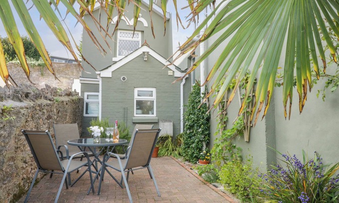 Brixham House | SAMPHIRE LODGE, pet friendly, country holiday cottage in Brixham