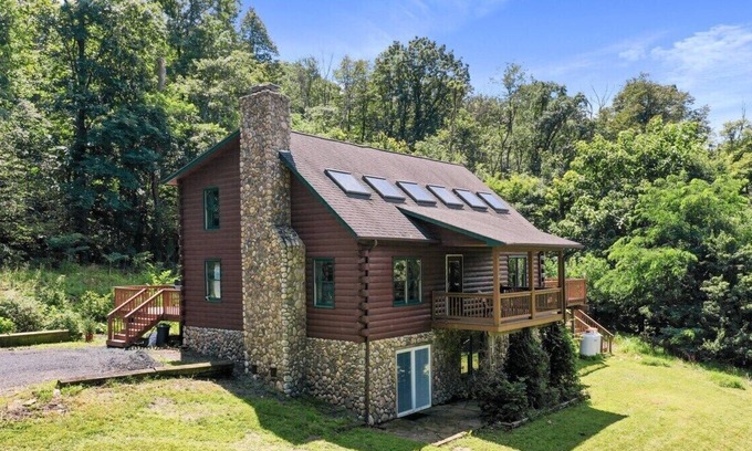 Front Royal Cabin | Sampson's Lodge: Rustic w/Mountain Views & Hot Tub