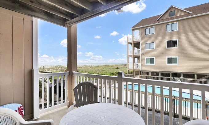 Wilmington Beach Condo | Sand Pebbles A9–Unwind and enjoy ocean views with easy beach access