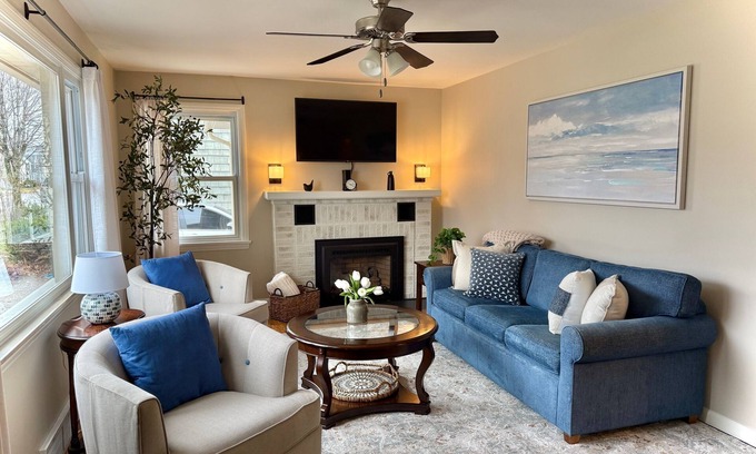 Frankfort House | Sand & Snow - Remodeled/Great Location! Walk to Downtown and Beach!
