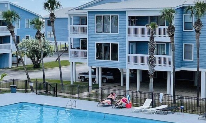 Gulf Shores Condo | Sandalwood: Sea Oats-3BR 2BA-Gulf/Pool View-Beach & Lagoon Access-King Bed