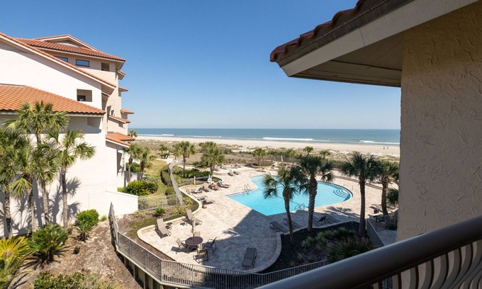Fernandina Beach Condo | Sandcastle Court #220 -Kitchen | 1 Bed, 1 Bath