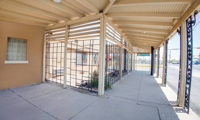 Lakeside Hotel | Sands Motel By OYO El Paso Near Airport