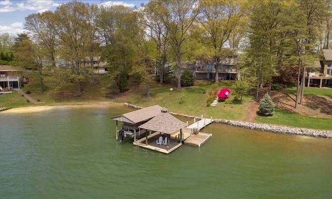 Moneta House | SANDY BEACH & Wde-Water View! Kayaks, Hammock, Lakeside Fire-Pit, Wifi! Come Visit "Shepherd's Har
