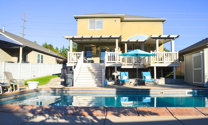 Sandy House | Sandy Pool House, Bar, Hot Tub and Gym, Sleeps 11!
