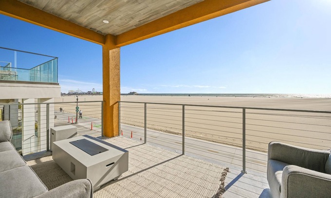 Downtown House | Santa Monica Beach Front Modern Home-Walk to SM Pier and 3rd St. Promenade-