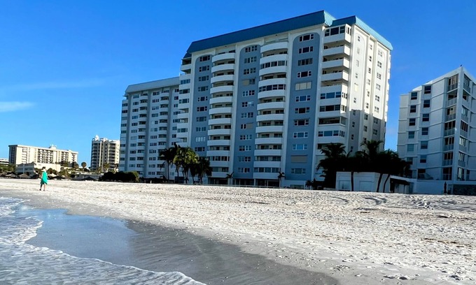 Sarasota Condo | Sarasota - Lido Key Beachfront condo. New Listing recently redecorated.