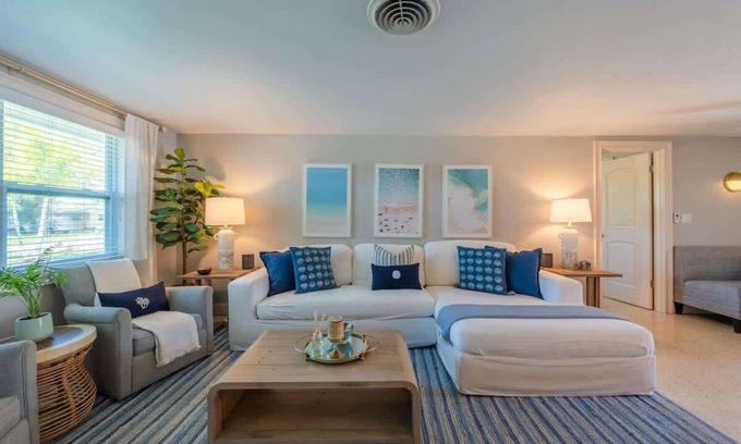 Gulf Gate Estates House | Sarasota Pool Home| Hot-tub| 2-miles to Siesta