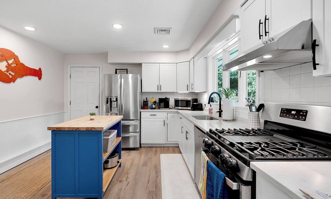 Kennebunk House | SAUNA & GAME ROOM- Pet friendly! Close to Dock Square and the Beach!