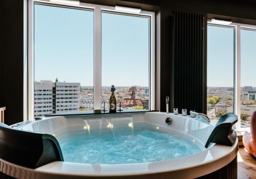 Stare Miasto Apartment | SAUNA JACUZZI River View QUORUM Apartment
