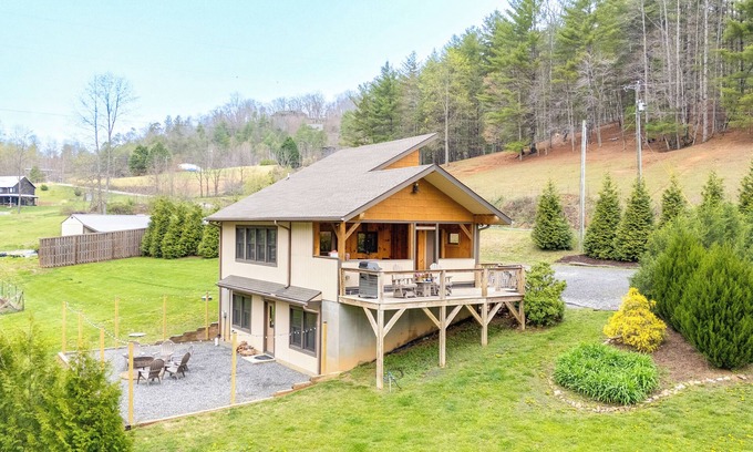 Skyland Cabin | ‘Sawyer’s Cabin’ w/Hot Tub in Blue Ridge Mtns!