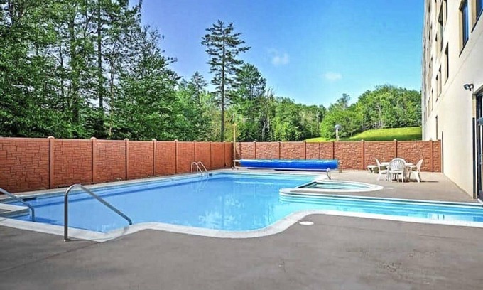 Snowshoe Condo | SC 2204 Bright Snowy Escape, Renovated Studio for 6