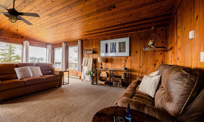 Sitka House | Scales & Shells - Perfectly located within walking distance to downtown Sitka