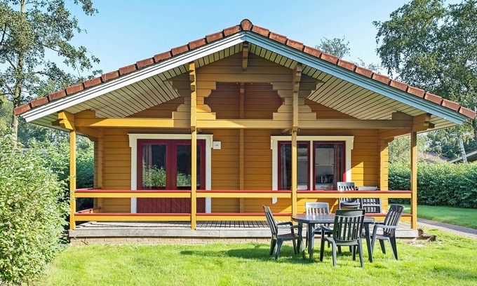 Gramsbergen House | Scandinavian-style 6-person bungalow with covered veranda and Wi-Fi, near Gramsbergen at activity-filled park ’t Hooge Holt.