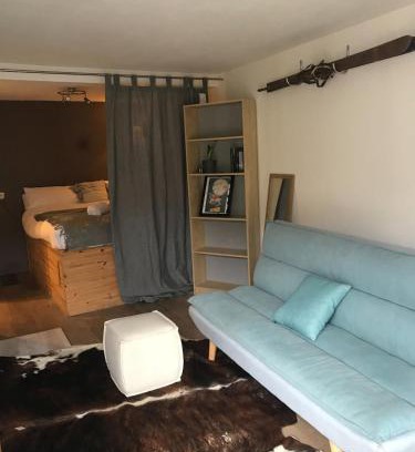 Les Varcins Apartment | Scenic fully equipped studio