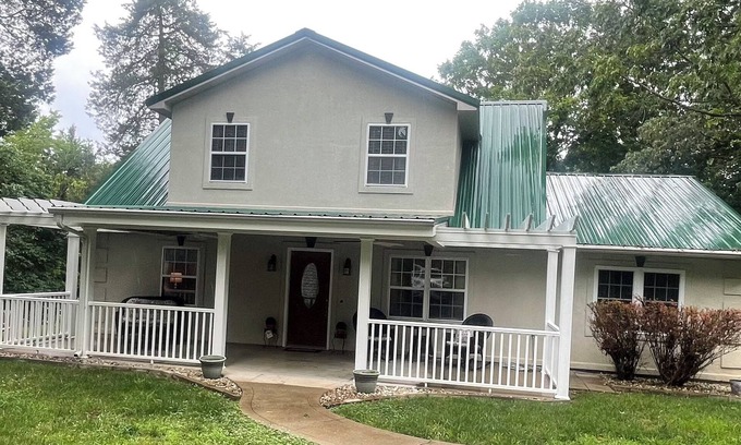 Eddyville House | Scenic Lake Barkley Waterfront Retreat - Spacious, 4 Bedrooms, sleeps 13!