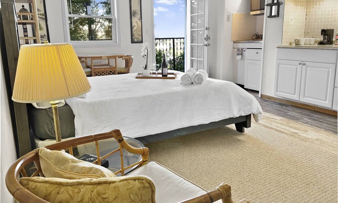 Hollywoodland Apartment | Scenic Secret Stairs Apt Hollywood Hills