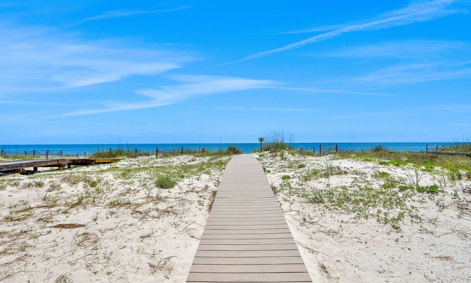East End House | Scenic waterfront home with five bedrooms & easy beach access - dog-friendly