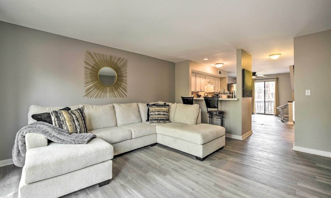 Schaumburg House | Schaumburg Townhome ~ 30 Miles to Chicago!