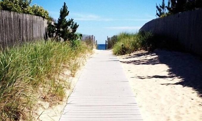 Beach Hampton Cottage | Scheffer Beach Cottage, 200 Yards from Private Beach