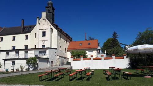 Regensburg Apartment | Schloss Weichs zu Regensburg mit 2Schlafzimmer Parkplatz Internet 75qm Zentrum