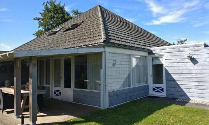 Breskens House | Schoneveld 163 of type Duinroos located at the Schoneveld holiday park a cosy and affordable holiday home. Duinroos is a charming holiday home with large windows that always give you the idea that you are in the garden.