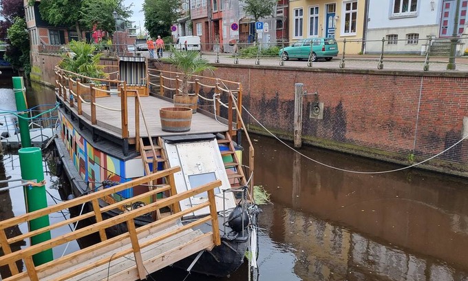 Stade Boat Rental | Schute Kunstkudder in the Hansehafen - Houseboat Kunstkudder in the Hansehafen in Stade