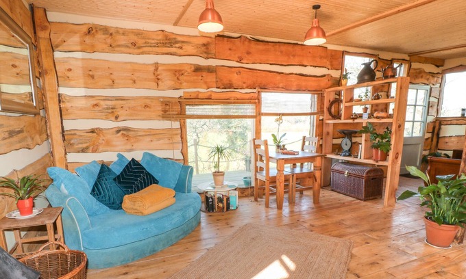 Brazzacott Cottage | SCOLLAS LODGE, pet friendly, with hot tub in Launceston
