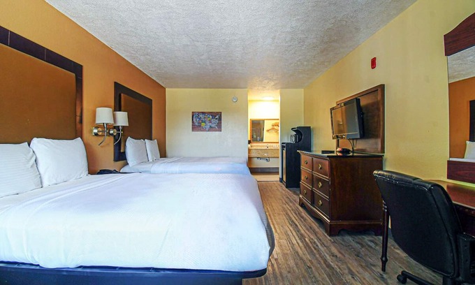 Conroe Hotel | Scottish Inns & Suites Shenandoah Woodlands Mall, Two Queen Room, Free Parking