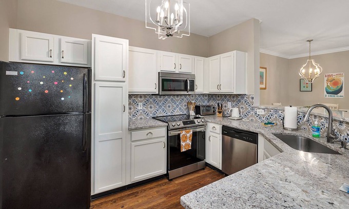 Saint Simons Heights Condo | Screened Porch, Condo, Walk to Redfern, Heated Pool!