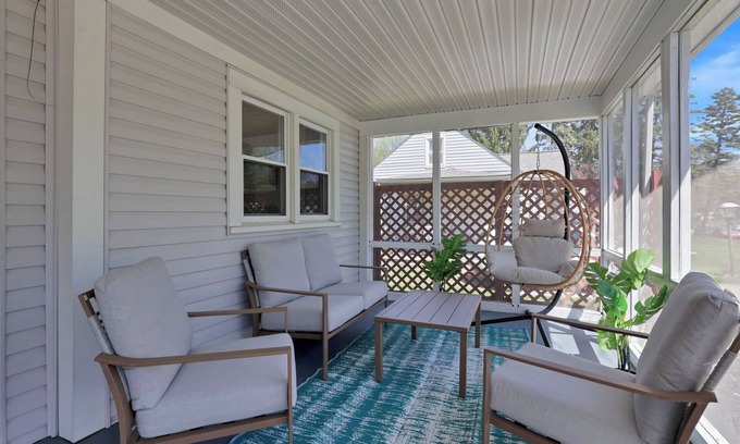 Columbus House | Screened Porch & Easy Parking - 8 mins to CMH