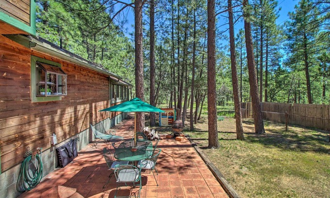 Pinetop-Lakeside Cottage | Screened Porch, Fenced Yard: Lakeside Retreat!