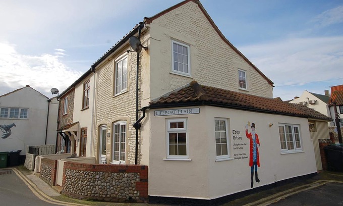 Sheringham Cottage | Scrimshaw Cottage - a charming, romantic getaway for a couple boasting stunning sea views.