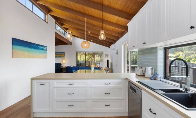 Ocean Grove House | Sea Breeze on Orton 3 minute walk to the beach