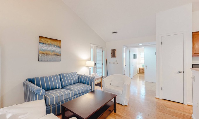 Bethany Beach Condo | Sea Colony Condo Close to the Beach w/Free WiFi, Shared Pool, Private W/D