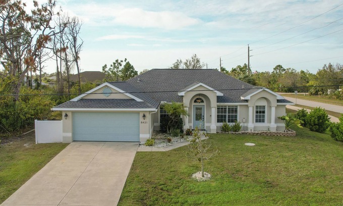 Port Charlotte House | Sea La Vie "Boujee" Upscale Style 4 BDR Pool House Near Gulf Beaches and Golfing