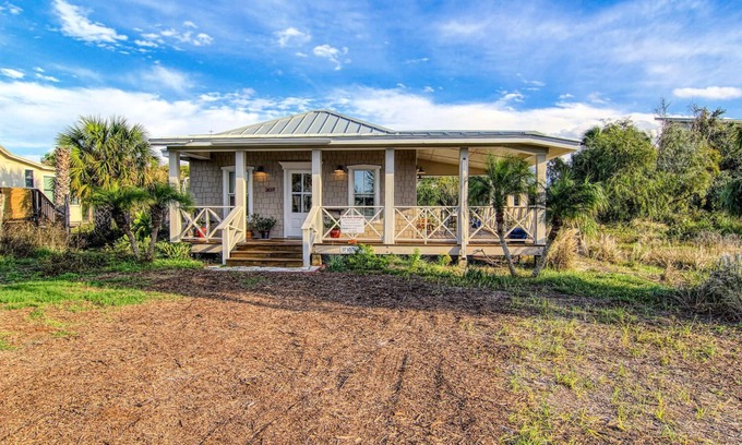 Old Town Cottage | Sea Oats Cottage; Romance by the Sea, Luxury 1 bdrm, 1 bath, walk to the beach