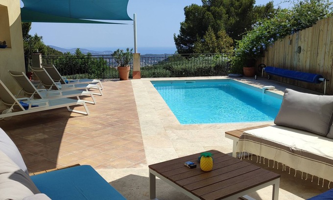 La Valette-du-Var Villa | Sea view, family bastide on the heights of Toulon