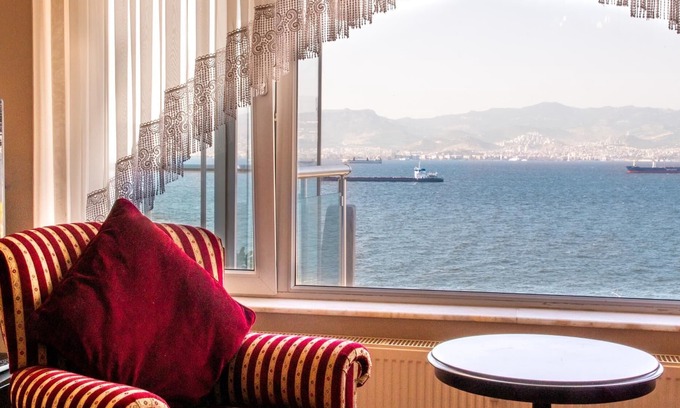 Konak Apartment | Sea View Flat w Balcony 1 min to Shore and Park