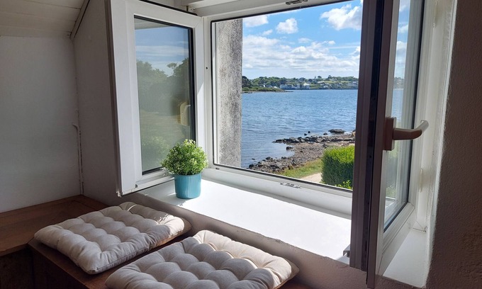 Kerlouet Apartment | Sea view - House with garden for 2