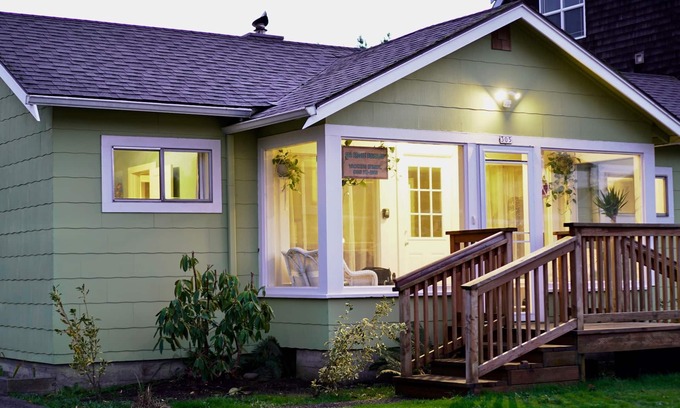 Seaside House | SeaBreeze Bungalow - Private Home - 1/2 block to beach - Pets! - Enclosed Fence