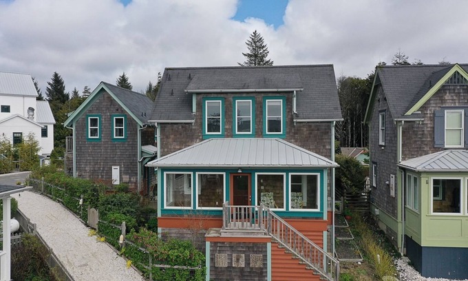 Seabrook House | Seabrook's House of WhimSea: Dog Friendly!