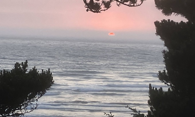 Eddyville House | SeaFort Modern Beach House; walk to the beach, pet-friendly