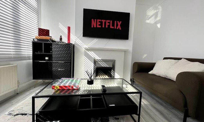 Southend-on-Sea Apartment | Seaforth Deluxe 2 bedroom apartment at Rockman Luxury Short Stays Lets and Accommodation