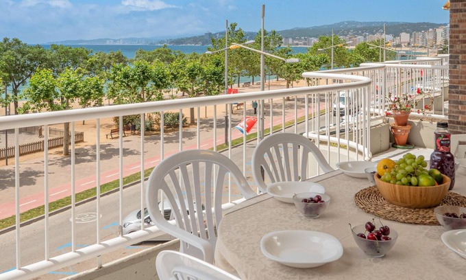 Palamos Apartment | Seafront Apartment with Terrace, WiFi & Parking - Palamós