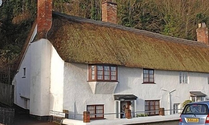 Minehead Cottage | Seagate Cottage, 17C Fisherman's Cottage, opposite beach with beautiful views