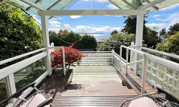West Vancouver House | Seaglass House 1 - Spacious, Modern, Amazing Views