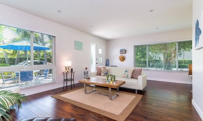 East Fort Lauderdale Apartment | Seagrape Villa Bella #1, Premier hosted Tropical Paradise